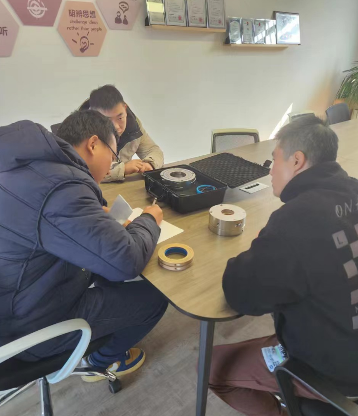 混合機(jī)客戶(hù)邀約上門(mén)，對(duì)旋轉(zhuǎn)軸封進(jìn)行技術(shù)交流