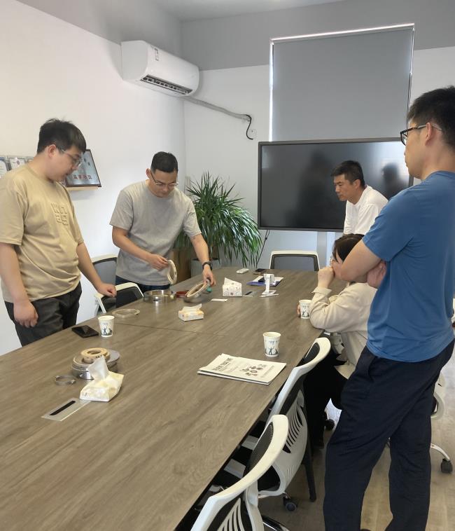 青島客戶考察江蘇博立飛旋轉(zhuǎn)軸封，致力于開發(fā)更先進(jìn)的···